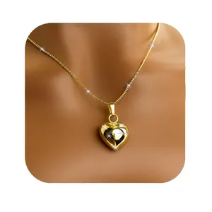 Collar con colgante de corazón de oro pulido en modelo con diseño 3D minimalista