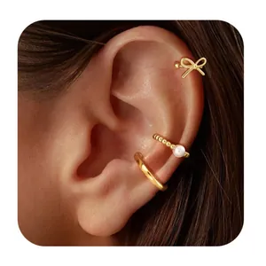 Σετ τριών επίχρυσων ear cuff με φιόγκο, πέρλα και λιτό σχέδιο κρίκου για γυναίκες