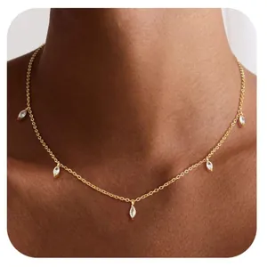 Detail van de gouden ketting met vijf marquise-zirkonia hangers aan een fijne O-ketting