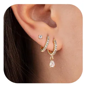 Detailansicht des dreiteiligen goldenen Blumenohrring-Sets mit klaren Tropfenanhängern