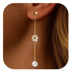 Elegante Ohrhänger aus Goldmessing mit weißen Perlenblumen und langen Quastenanhängern