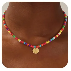 Collier en Perles Arc-en-Ciel avec Pendentif Lettre Initiale en Cuivre Plaqué Or Bijoux d'Été Boho pour Femme