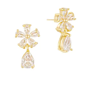 Elegante goldene Blumenohrringe mit klaren Tropfenkristallen auf weißem Hintergrund