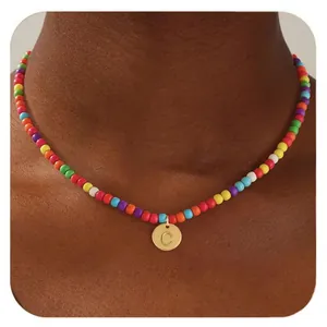 Collier de perles turquoise colorées avec pendentif doré circulaire initiale C