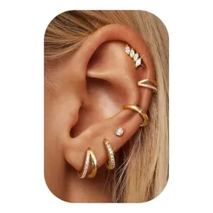 Modisches C-förmiges Ohrring-Set aus vergoldetem Messing mit Zirkonia-Stecker und Earcuffs
