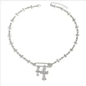 Collier croix gothique raffiné en argent avec pendentif à plusieurs niveaux et détails brillants
