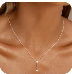 Gros plan du collier en Y minimaliste en argent avec pendentif zircon sur le cou