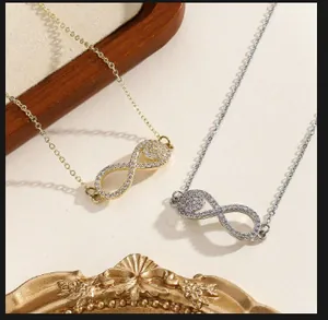 Detalle macro de collares con colgante de infinito en oro y plata con micro circonitas