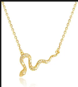 Détail du collier pendentif serpent doré orné de zircons scintillants sertis pavé