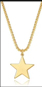 Détail macro d'un collier pendentif étoile plaqué or 18 carats avec finition brillante