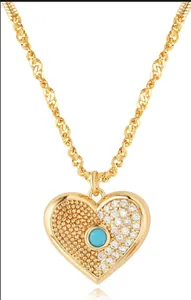 Détail du pendentif cœur avec bordure perlée, pavé de zircons et pierre turquoise