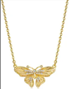 Vue macro détaillée du collier pendentif papillon plaqué or avec des pierres en zircone cubique