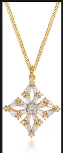 Détail macro du collier étoile dorée avec pierre centrale ronde et cristaux en forme de rayons