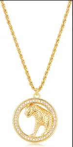 Détail d'un pendentif léopard plaqué or avec halo de cristaux sur une chaîne torsadée