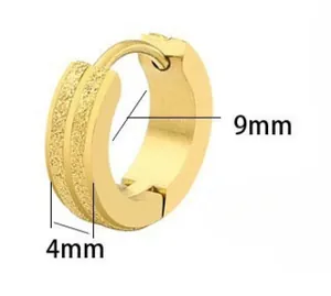 Nahaufnahme goldener Huggie-Ohrringe mit sandgestrahlter Mattierung, 9 mm Innenmaß