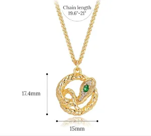 Vue détaillée du pendentif serpent doré avec pavé de cristaux et yeux vert émeraude