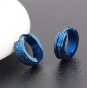 Makroansicht blauer Metall-Creolen mit mattierten Streifen und glatten Kanten