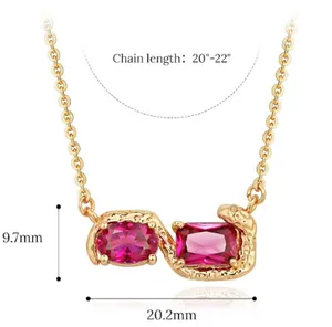 Détail du pendentif serpent doré avec dimensions précises et pierres rouges