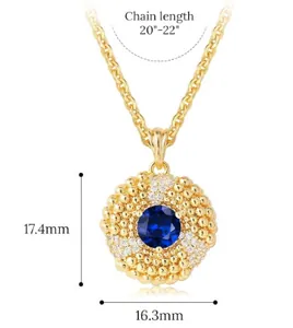 Détail du pendentif en laiton plaqué or avec pierre bleue et cristaux pavés