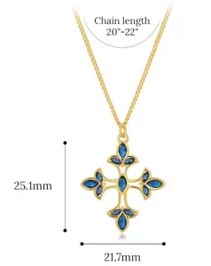 Détail du pendentif croix dorée avec cristaux bleus et dimensions précises indiquées