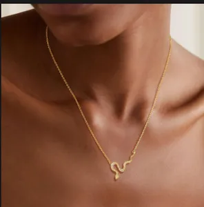 Détail du collier serpent doré avec sertissage micro-pavé porté par un modèle