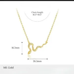 Collier avec pendentif serpent plaqué or 14K avec dimensions détaillées et longueur de chaîne