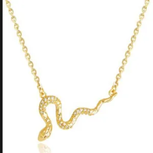 Collier avec pendentif serpent en laiton doré orné de cristaux de zircone micro-pavés