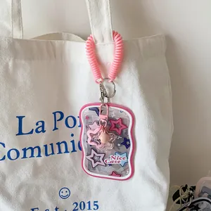 Rosa Kartenhalter mit Wellenrand, Sternanhängern und Federband auf Segeltuchtasche