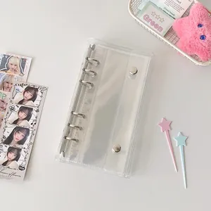 Detailansicht der A6 transparenten PVC-Ringbuchhülle mit silbernen Ringen und Druckknöpfen