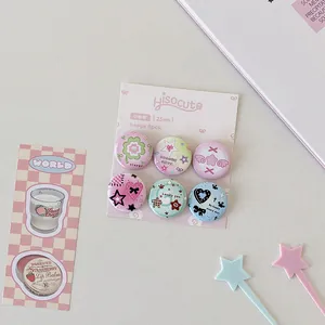 Detaillierte Makroansicht von 6-teiligen 25mm Cartoon-Badges in zarten Pastellfarben