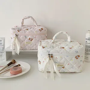 Beauty case trapuntato con fiori, stampa orsetto e dettaglio nastro di seta