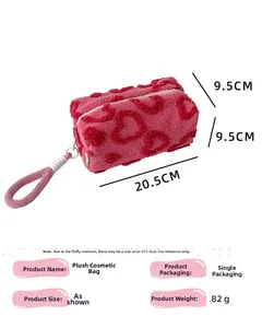 Vista macro de bolsa de felpa rosa con diseño de corazones y dimensiones del producto