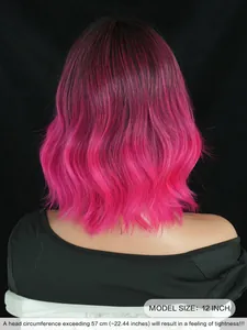 Vista posteriore di una parrucca bob ondulata da 12 pollici con sfumatura rosso rosa