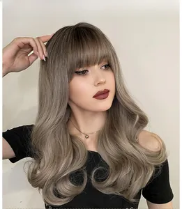 Modèle portant une perruque synthétique longue bouclée gris cendré de 22 pouces avec frange