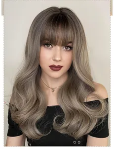 Détail de perruque ondulée 22 pouces avec frange en cheveux synthétiques dégradé blond cendré
