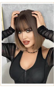 Dettaglio parrucca bob sfumata marrone biondo media lunghezza con frangia piatta su modella