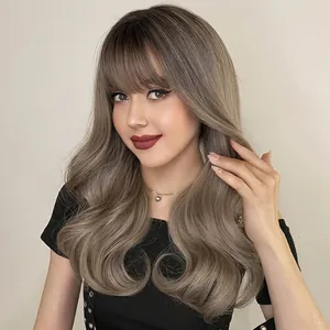 Perruque synthétique longue et ondulée gris cendré avec frange droite portée par un mannequin