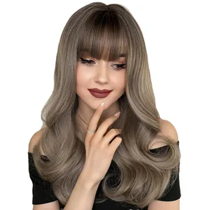Perruque synthétique ondulée de 22 pouces gris cendré avec frange sur mannequin pro