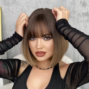 Parrucca bob corta marrone sfumato con frangia e capelli lisci da donna su modella