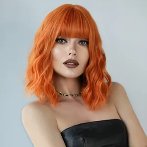 Perruque orange ondulée avec frange présentée sur un portrait de studio à mi-corps