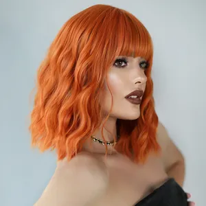 Perruque courte ondulée orange vif avec frange, cheveux synthétiques pour femmes