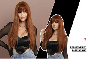 Détail de la perruque synthétique longue et lisse rousse avec frange et texture soyeuse