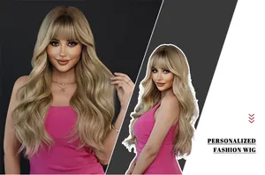 Détails d'une perruque blonde ombrée ondulée avec frange et texture naturelle