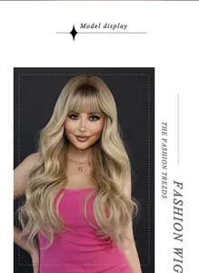 Détail d'une perruque longue ondulée blond ombré avec frange sur un mannequin