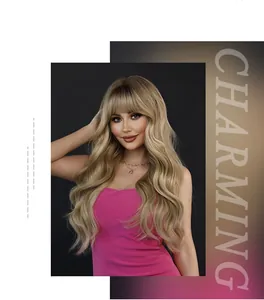 Détail d'une perruque longue ondulée blonde ombrée avec frange et texture naturelle
