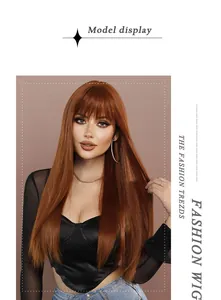 Détail de la perruque longue et lisse rousse avec frange pour un look féminin et moderne