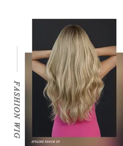 Vue arrière de la perruque longue ondulée blond ombré aux boucles souples et soyeuses