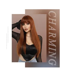 Texture détaillée d'une longue perruque rousse lisse avec une frange élégante