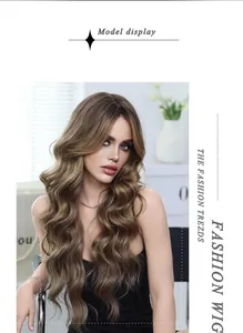 Perruque synthétique longue ondulée blond ombré avec raie au milieu sur modèle