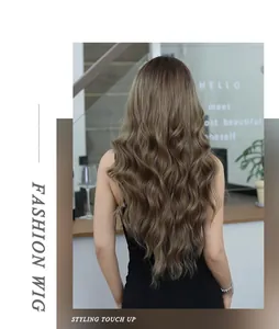 Vue détaillée de la perruque longue bouclée blonde avec texture naturelle et volume